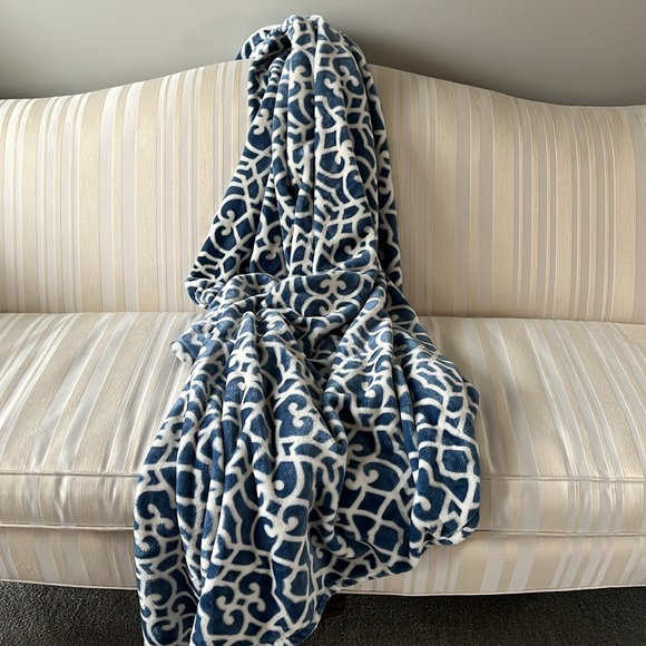 Monte & Jardin Bedding Monte Jardin Luxury Plush Throw Blanket 6 X